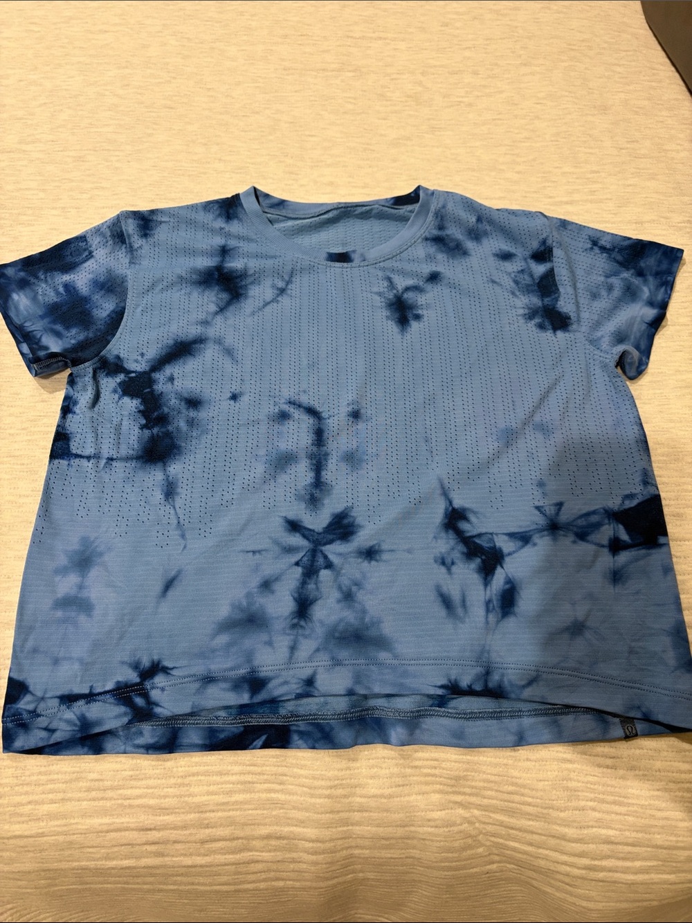 Lululemon Tie-Dye Short Sleeve Women’s Top in Light Blue and Navy